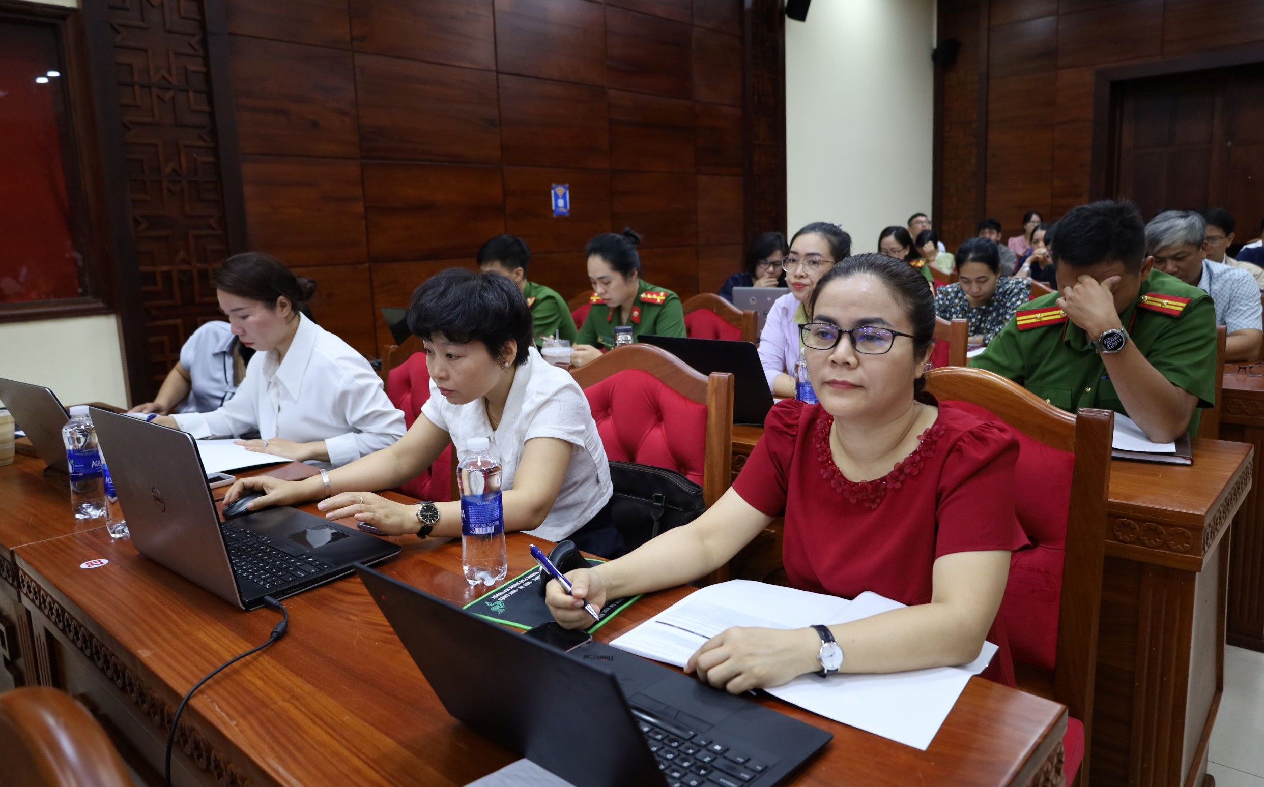 Chuyên gia tập huấn.jpg